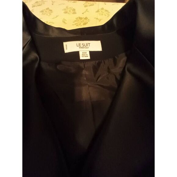 "Le Suit" Women's Blazer - Size: 22W  (0617) - Picture 5 of 10